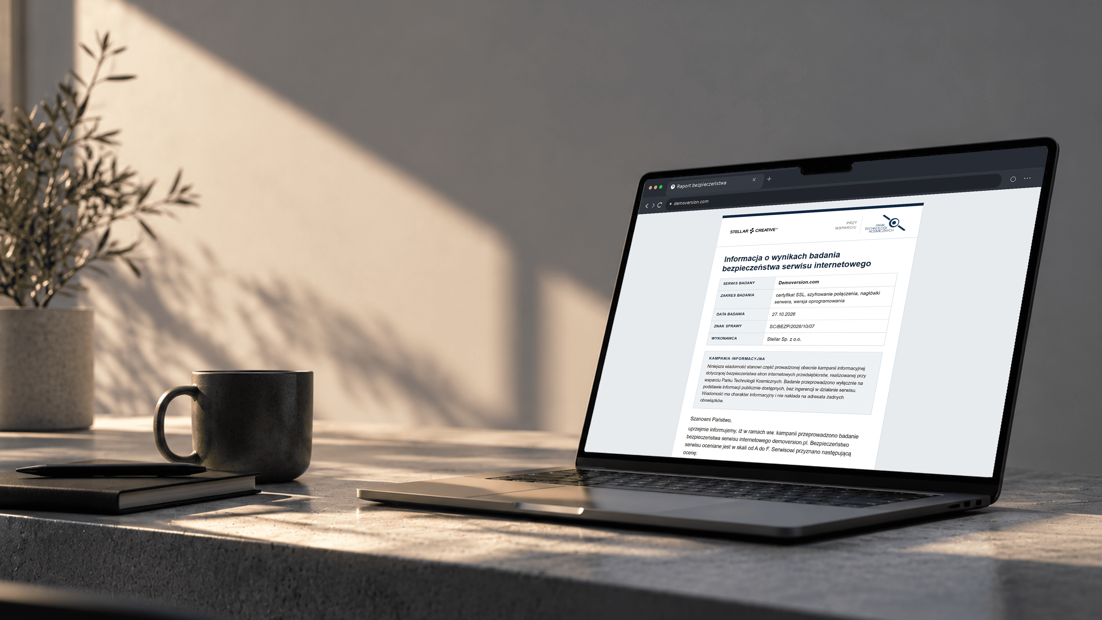Przykładowy raport Stellar Creative z bezpłatnego badania bezpieczeństwa strony, wyświetlony na laptopie: SSL, nagłówki serwera i ocena od A do F